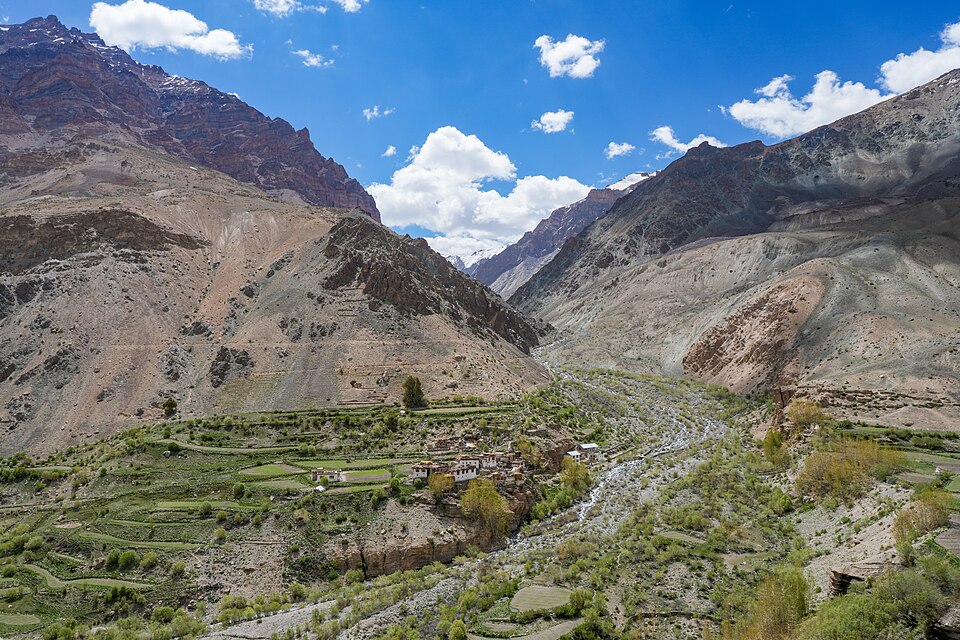 Вид на деревню Югар и близлежащие поля с гомпы Фуктал, Занскар, Ладакх