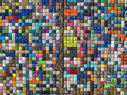 Stanové přístřešky sunnitských poutníků na každoročním lednovém shromáždění Bišwa Idžtima v Tongi u Dháky, svrchu připomínající Tetris